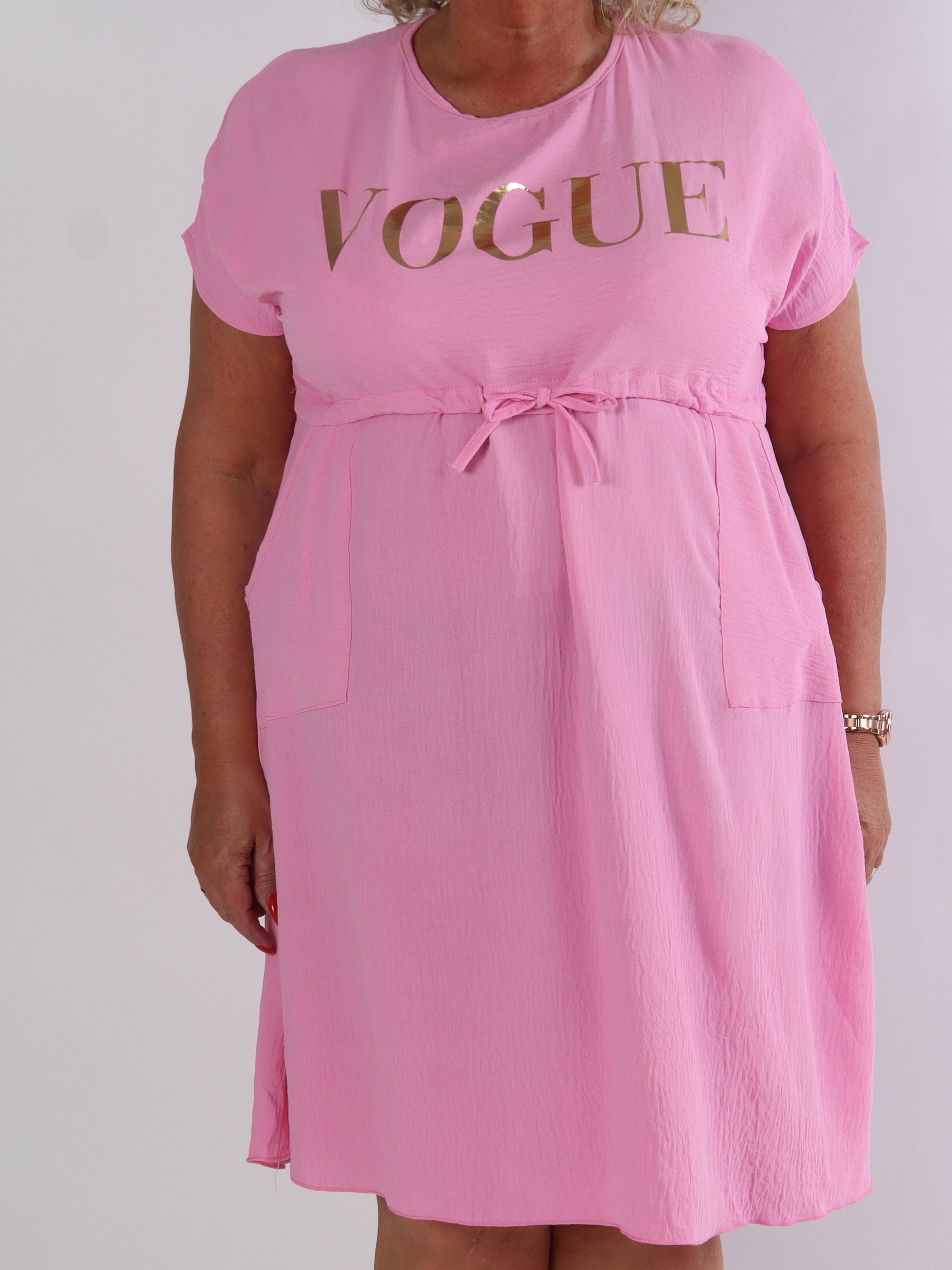 Ada - Söt klänning i plusstorlek med vogue över bröstet